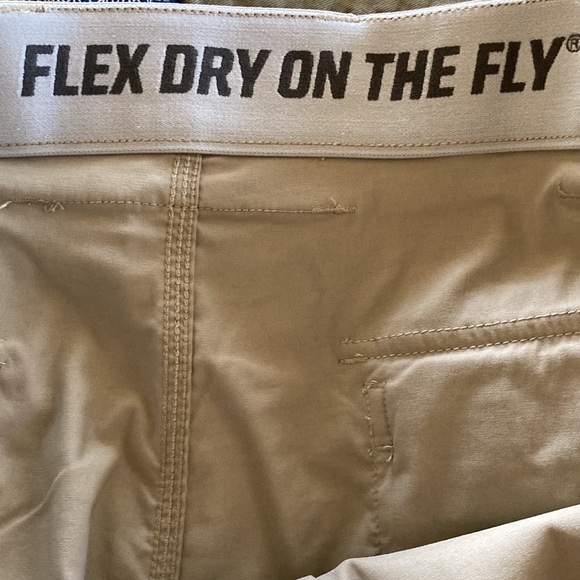 Men’s Duluth Flex Dry On The Fly light tan flat front cargo shorts size 48 - Picture 8 of 10